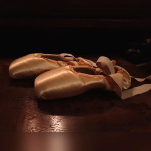 Like New Freed Classic Pro 90 Pointe Shoes Size 4 1/2